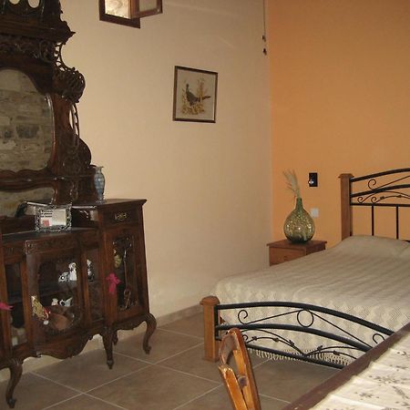 Our House Hotel Vavla Bilik gambar