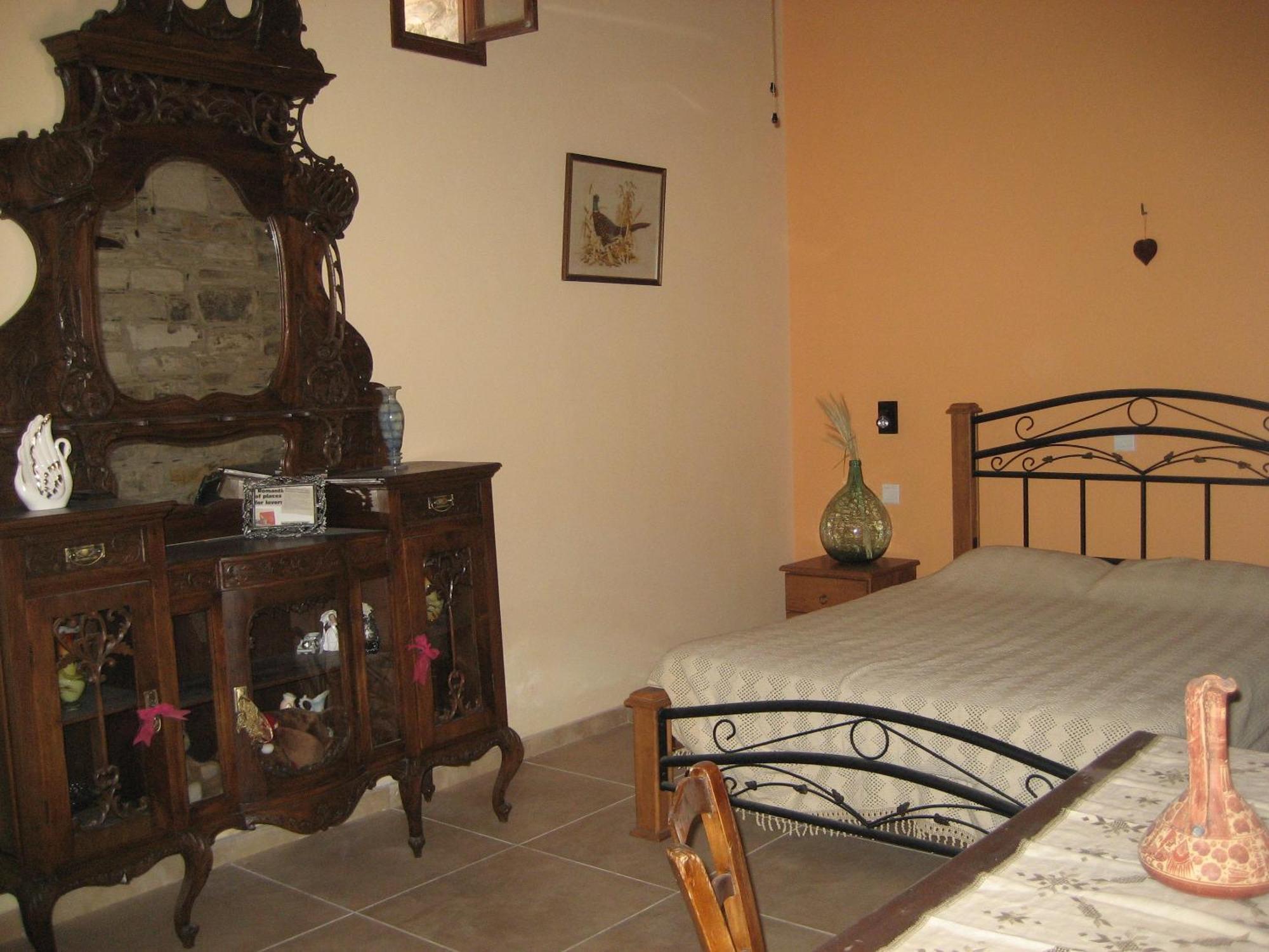Our House Hotel Vavla Bilik gambar